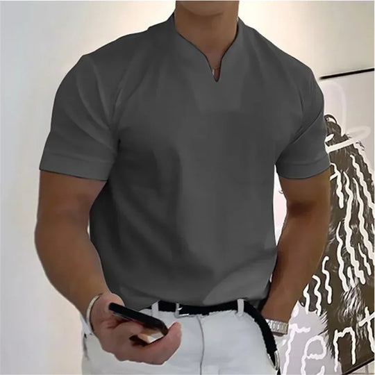 Męski t-shirt z dekoltem typu V – nowoczesny krój i komfort na co dzień