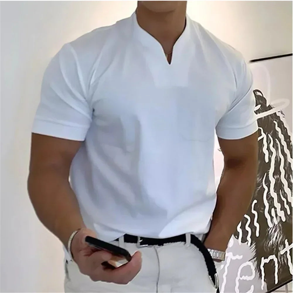 Męski t-shirt z dekoltem typu V – nowoczesny krój i komfort na co dzień