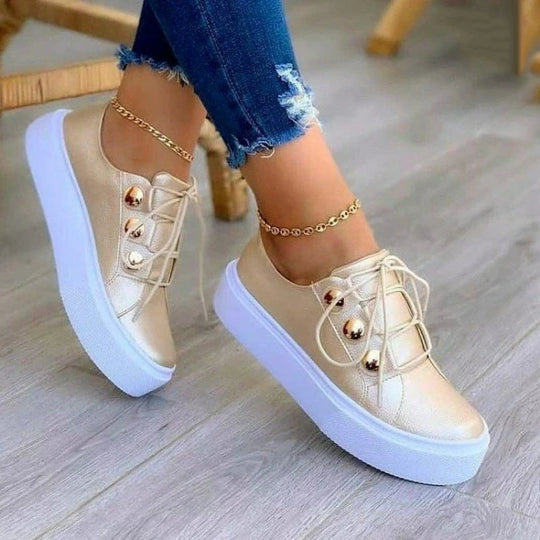 Damskie sneakersy na platformie – modne buty casual z ozdobnymi detalami