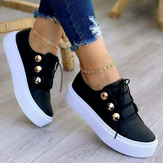 Damskie sneakersy na platformie – modne buty casual z ozdobnymi detalami