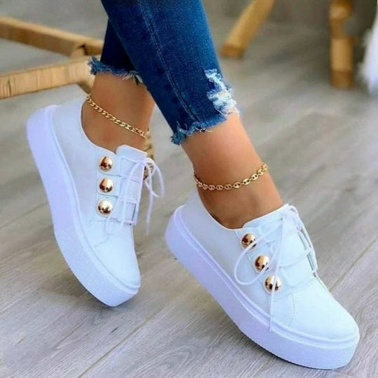 Damskie sneakersy na platformie – modne buty casual z ozdobnymi detalami