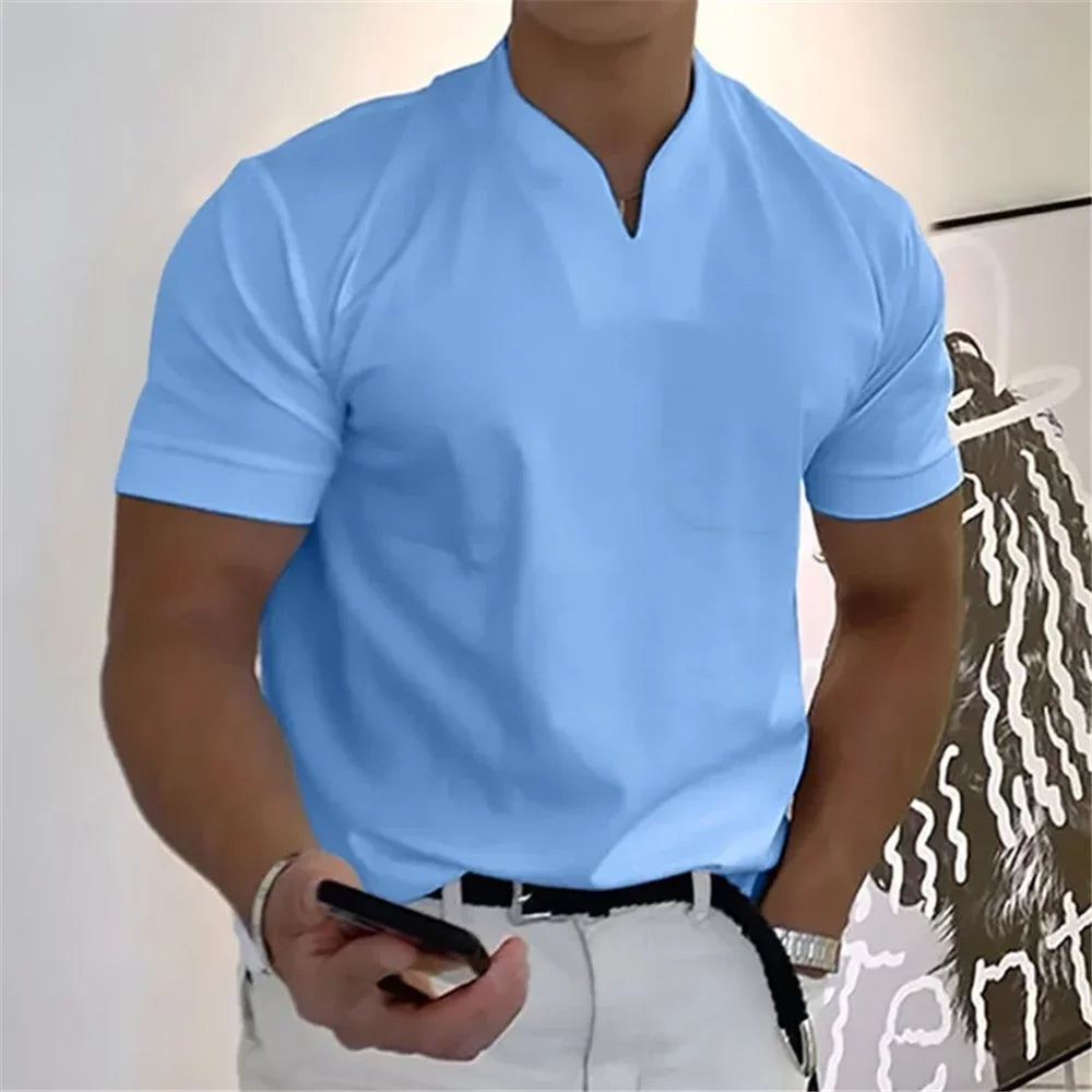 Męski t-shirt z dekoltem typu V – nowoczesny krój i komfort na co dzień