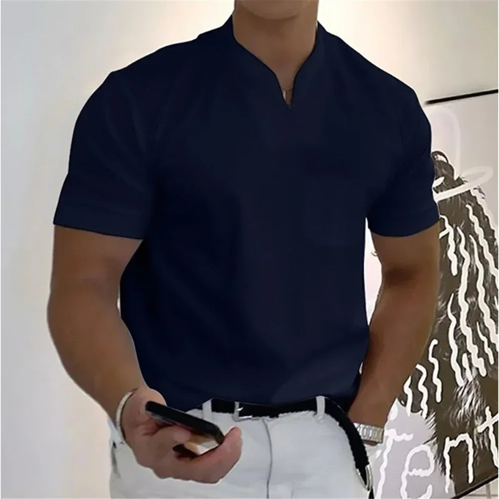 Męski t-shirt z dekoltem typu V – nowoczesny krój i komfort na co dzień