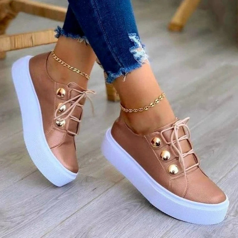 Damskie sneakersy na platformie – modne buty casual z ozdobnymi detalami