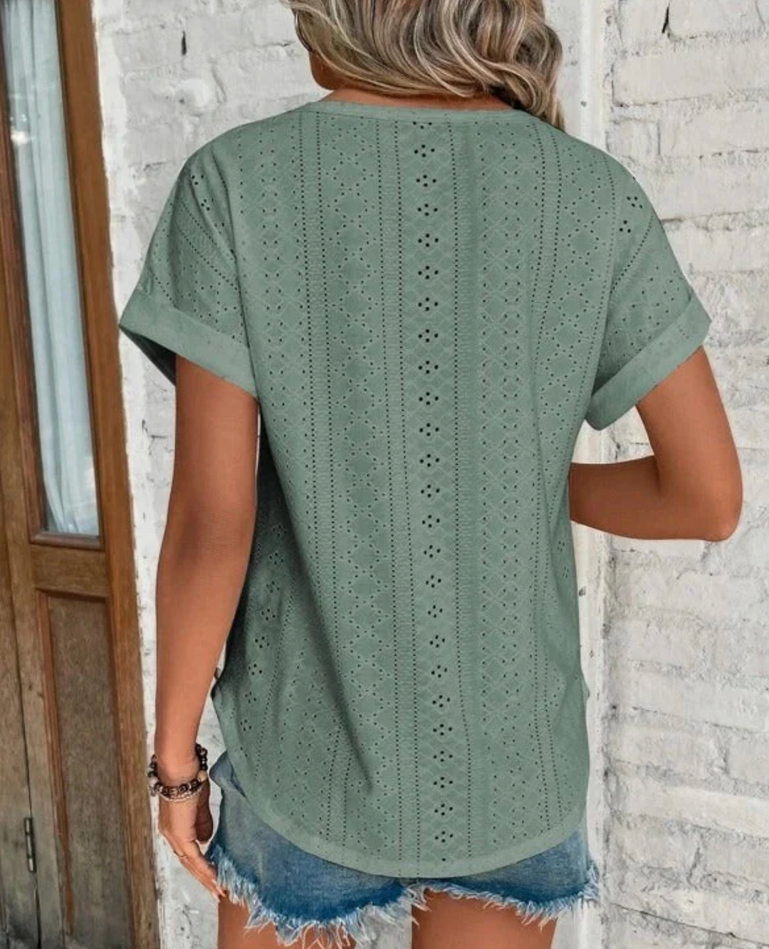 Damski t-shirt ażurowy – lekki, oddychający, wygodny krój na lato