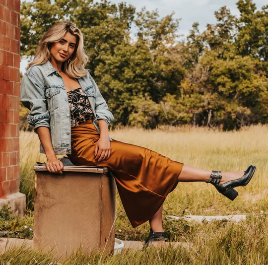 Damskie botki na słupku – elegancja i wygoda w każdej stylizacji