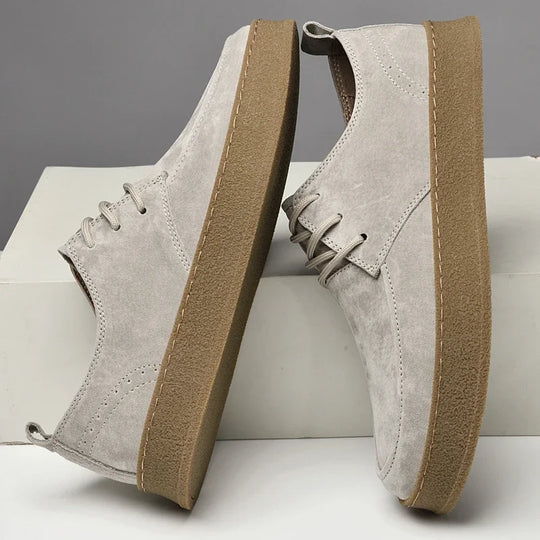 Męskie sneakersy zamszowe – casualowe buty sznurowane z grubą podeszwą