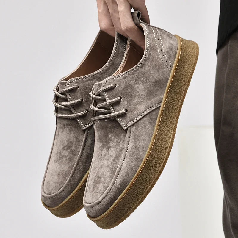 Męskie sneakersy zamszowe – casualowe buty sznurowane z grubą podeszwą