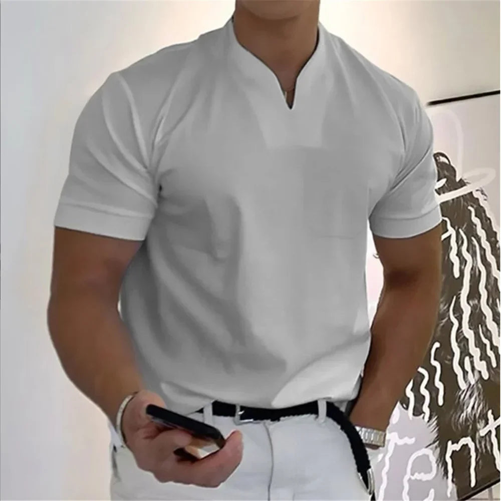 Męski t-shirt z dekoltem typu V – nowoczesny krój i komfort na co dzień
